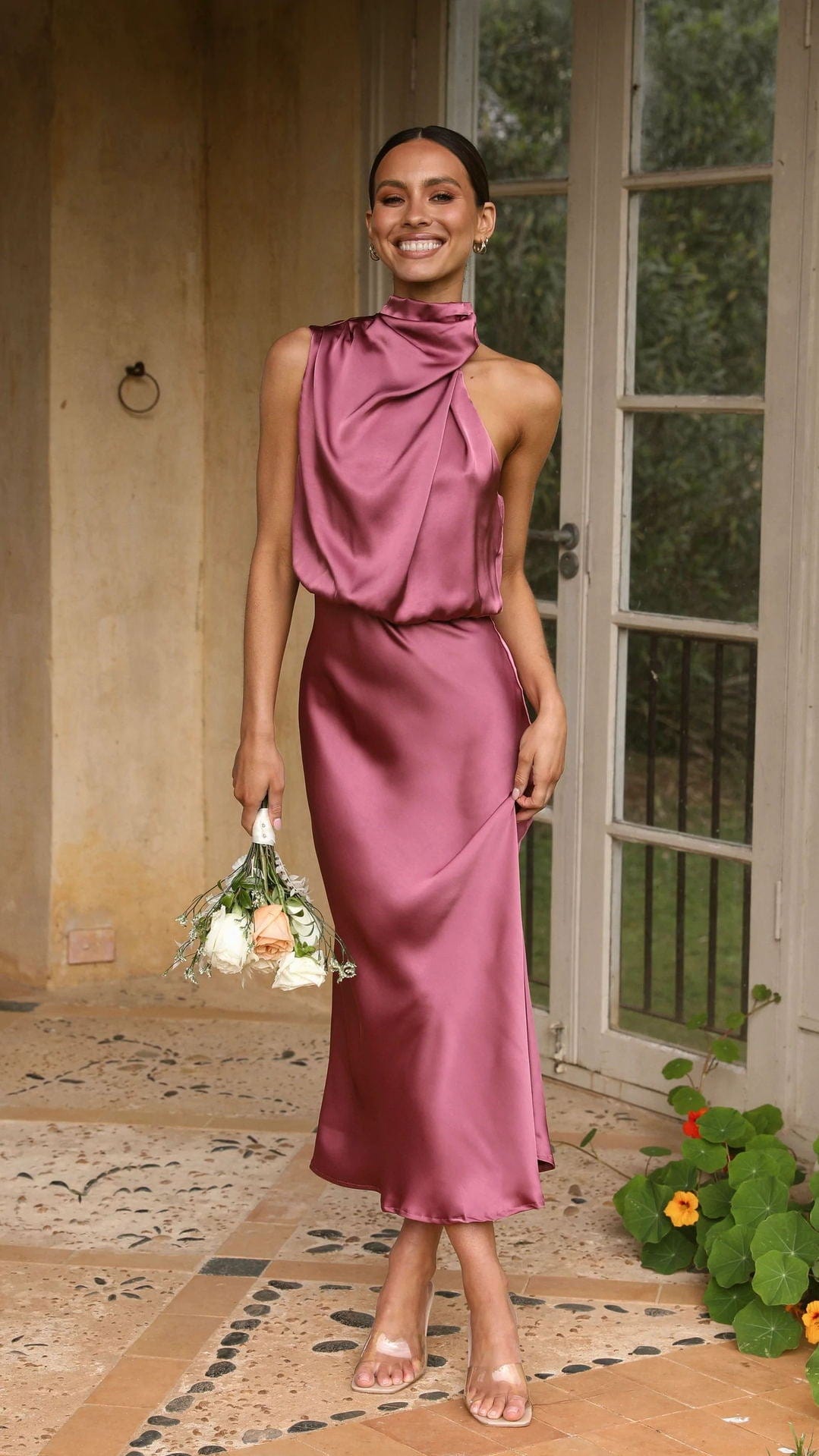 Elegante Satijnen Jurk Met Hoge Hals Oud Roze