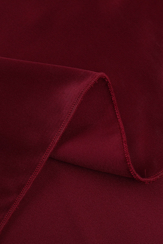 Detail van de halterhals van een satijnen feestjurk
