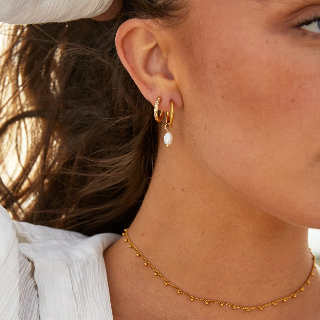 Close-up van elegante creolen met zoetwaterparels