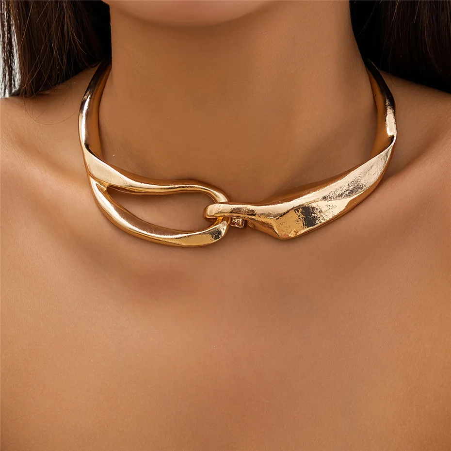 Damesketting met goudkleurige textuur, gedragen als stijlvol accessoire