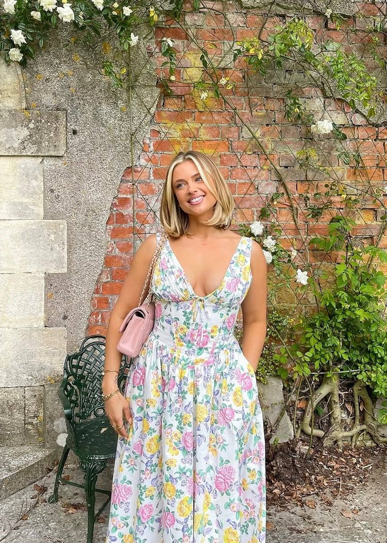 Dames midi jurk met bloemenprint gedragen tijdens een feestelijke gelegenheid