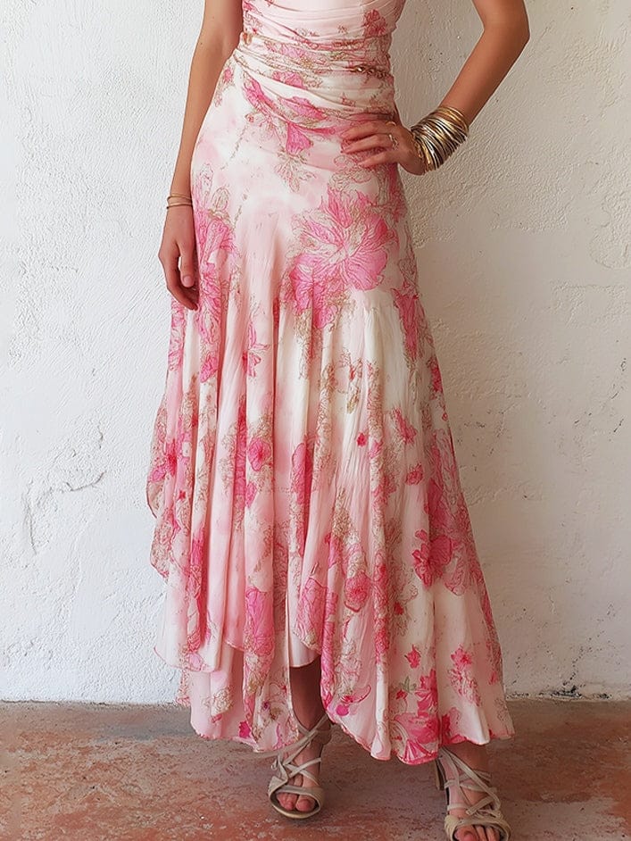 Achteraanzicht van de roze midi jurk met halterhals en bloemenprint