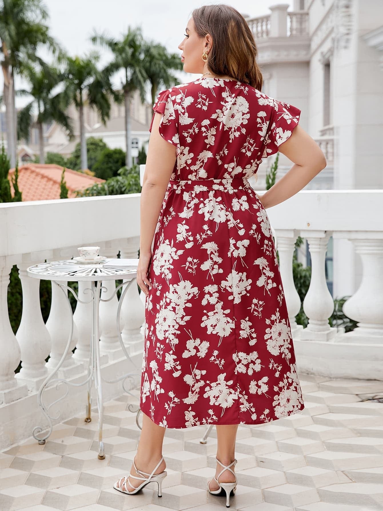 Midi-jurk met overslaghals, bloemenprint, strikceintuur en grote maten, rood