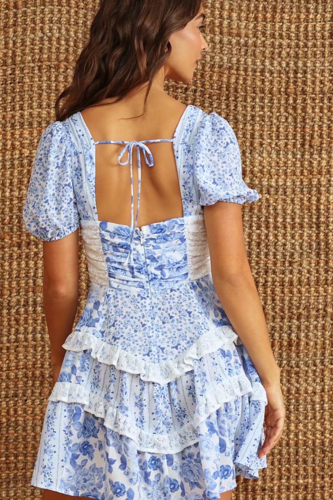 Minijurk met bloemmotief, kanten patchwork, V-hals en pofmouwen