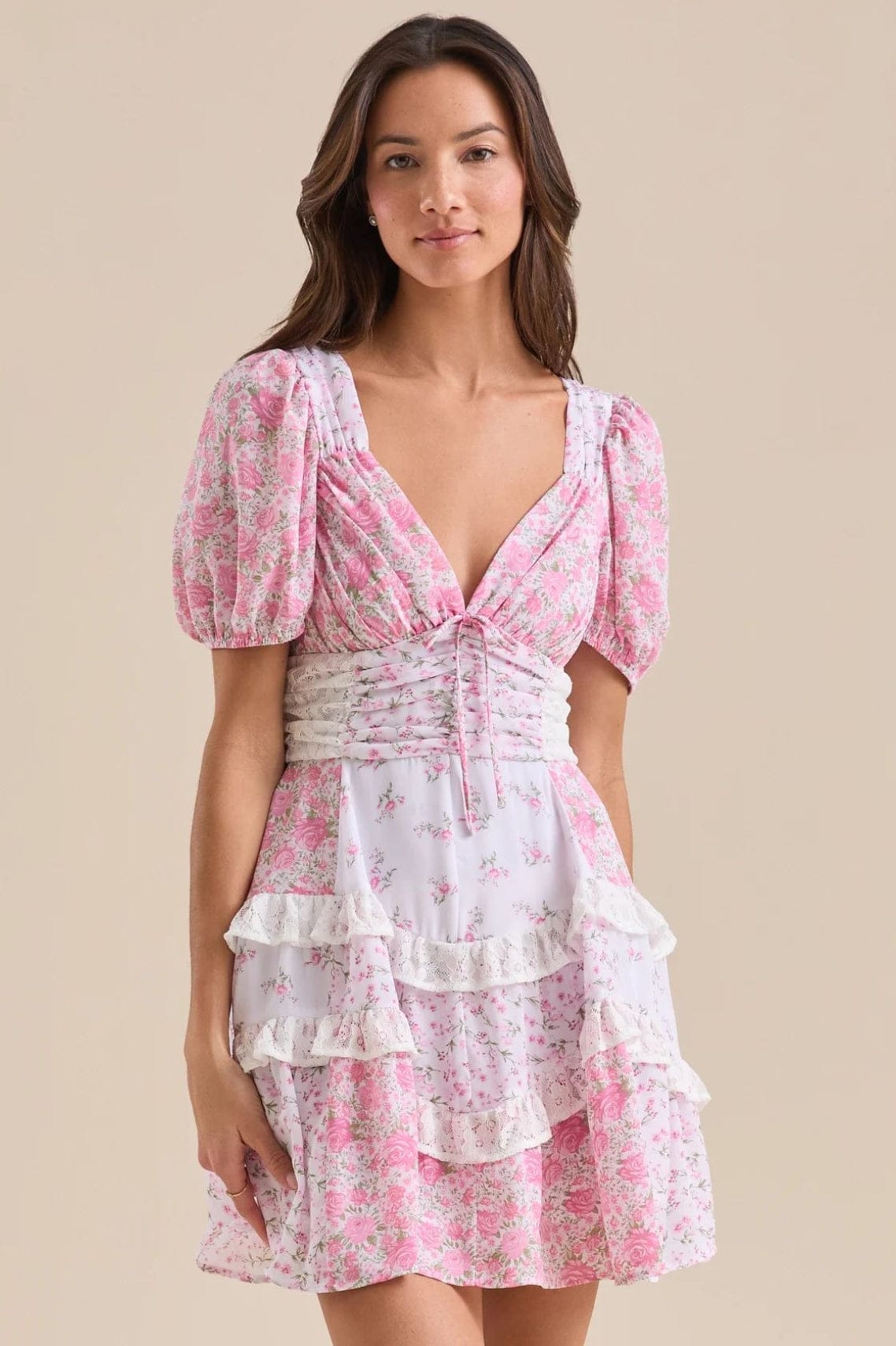 Minijurk met bloemmotief, kanten patchwork, V-hals en pofmouwen