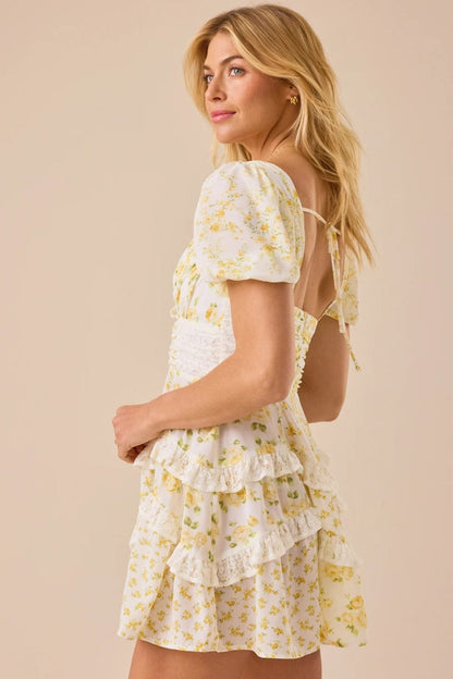 Minijurk met bloemmotief, kanten patchwork, V-hals en pofmouwen