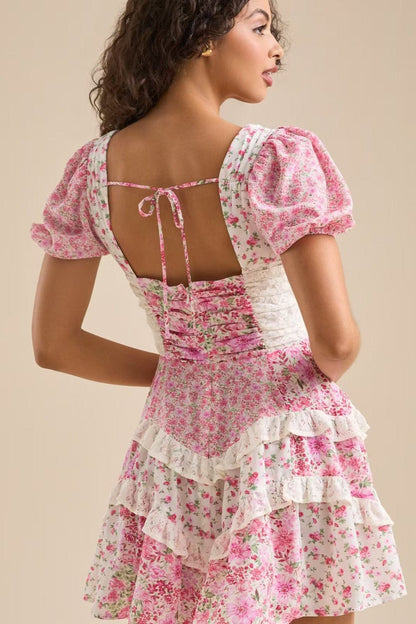 Minijurk met bloemmotief, kanten patchwork, V-hals en pofmouwen