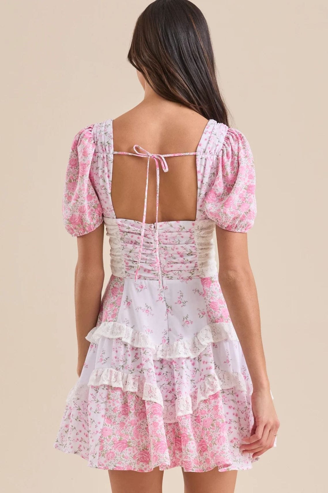 Minijurk met bloemmotief, kanten patchwork, V-hals en pofmouwen