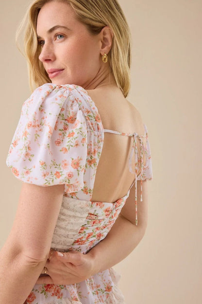 Minijurk met bloemmotief, kanten patchwork, V-hals en pofmouwen