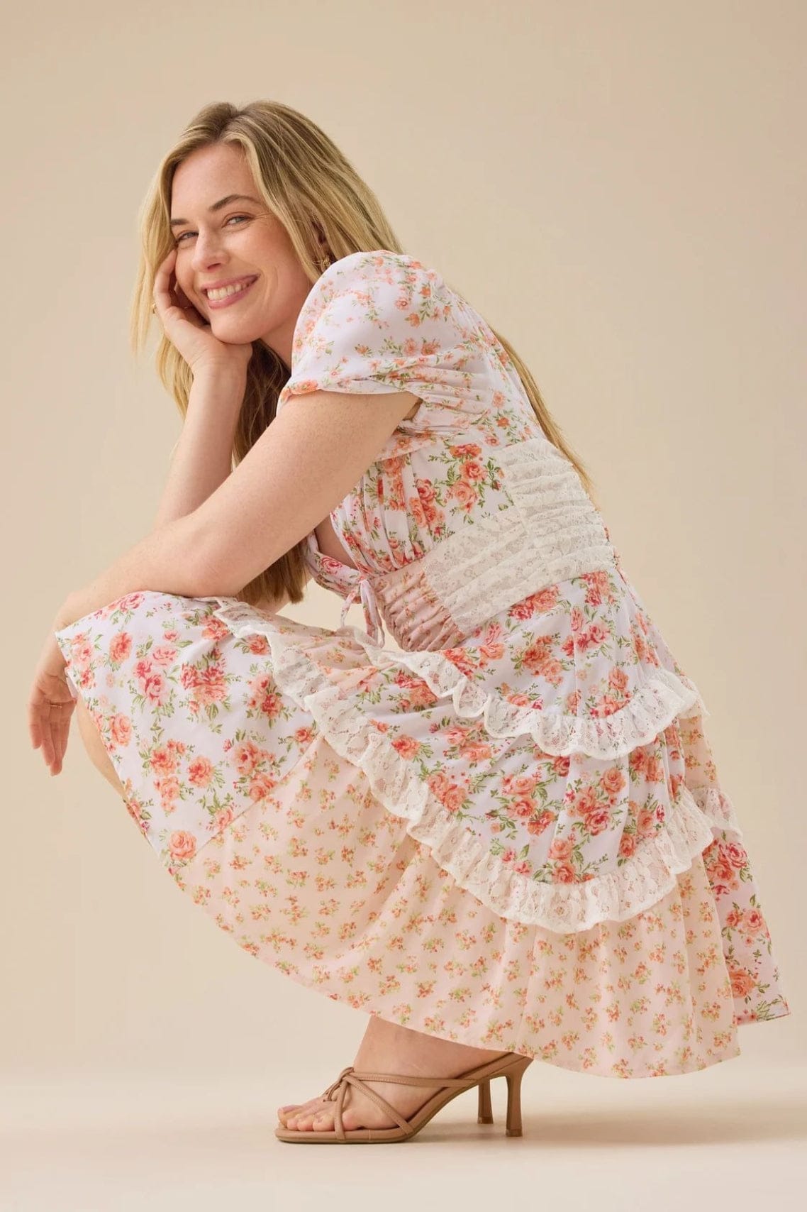 Minijurk met bloemmotief, kanten patchwork, V-hals en pofmouwen