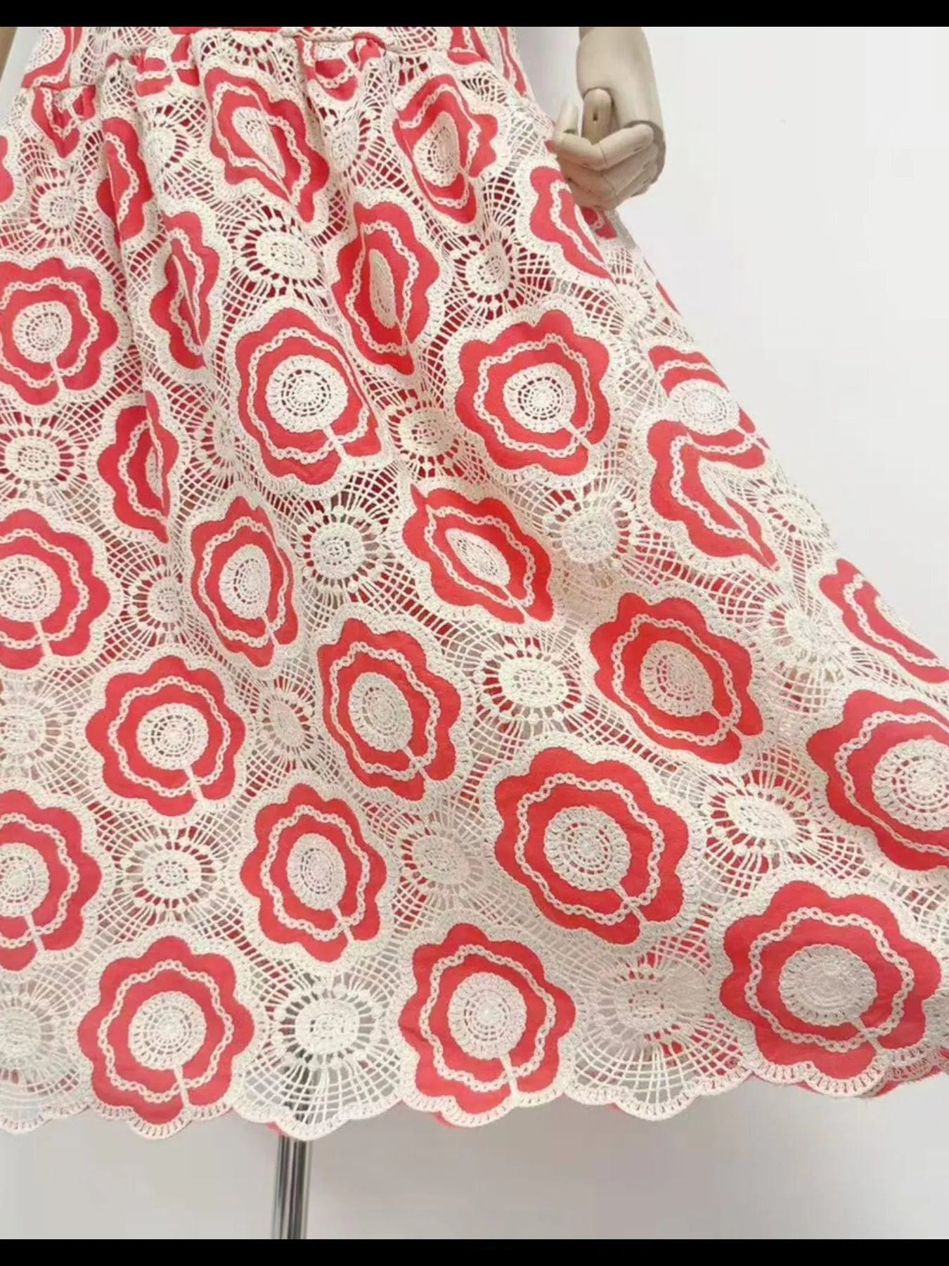 Mouwloze midi-jurk met kanten lagen