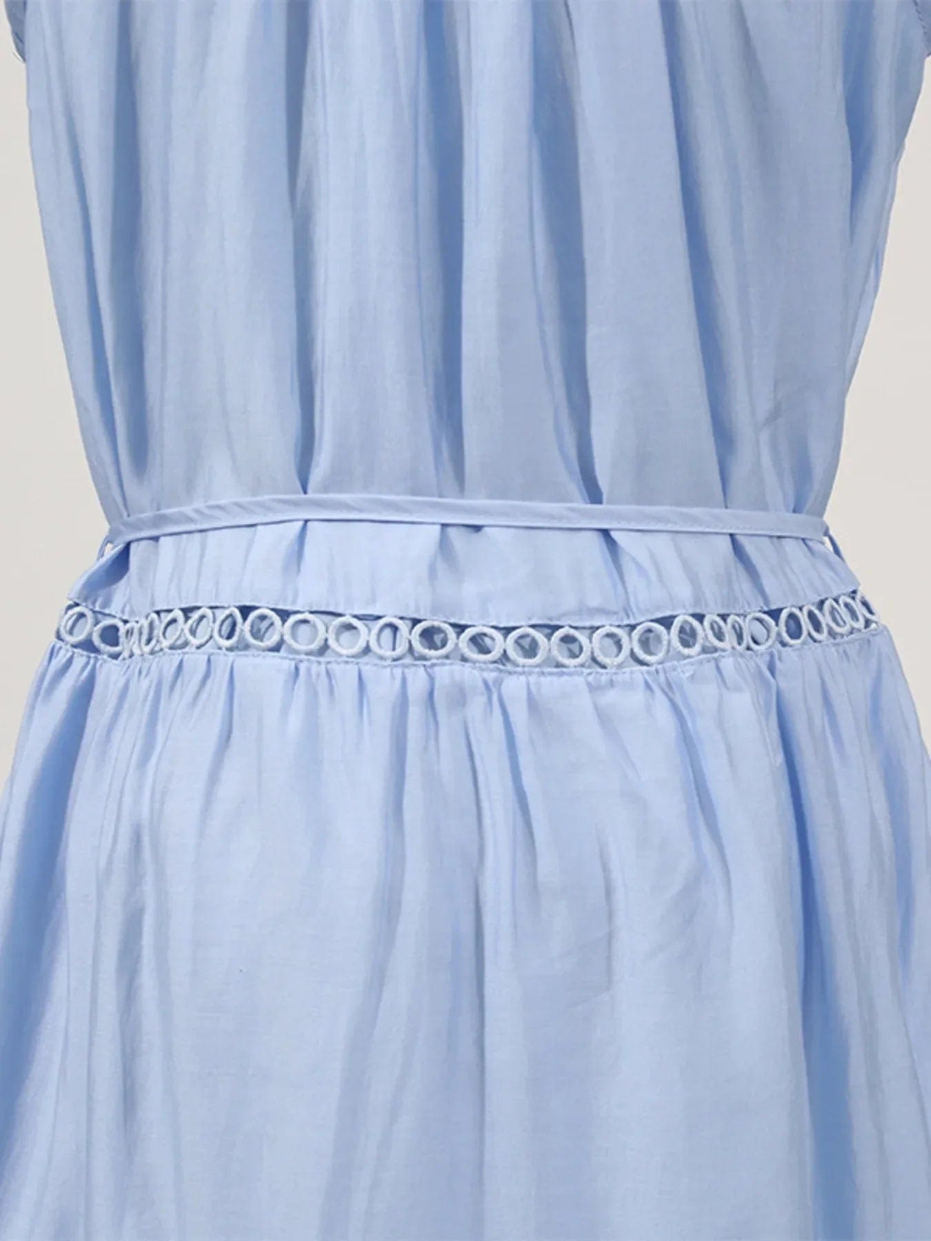 Mouwloze midi-jurk met oogjesstof en open details