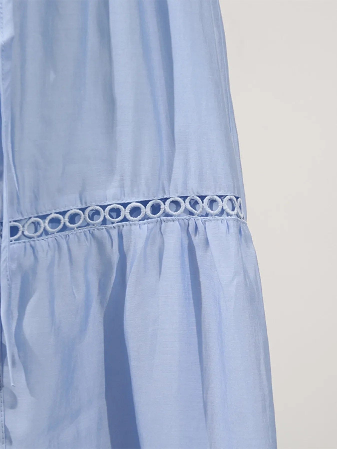 Mouwloze midi-jurk met oogjesstof en open details
