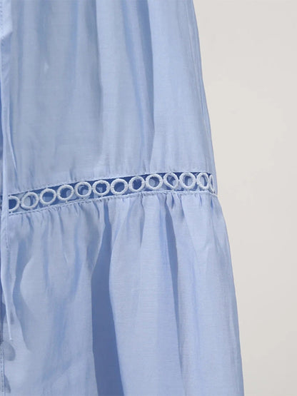 Mouwloze midi-jurk met oogjesstof en open details
