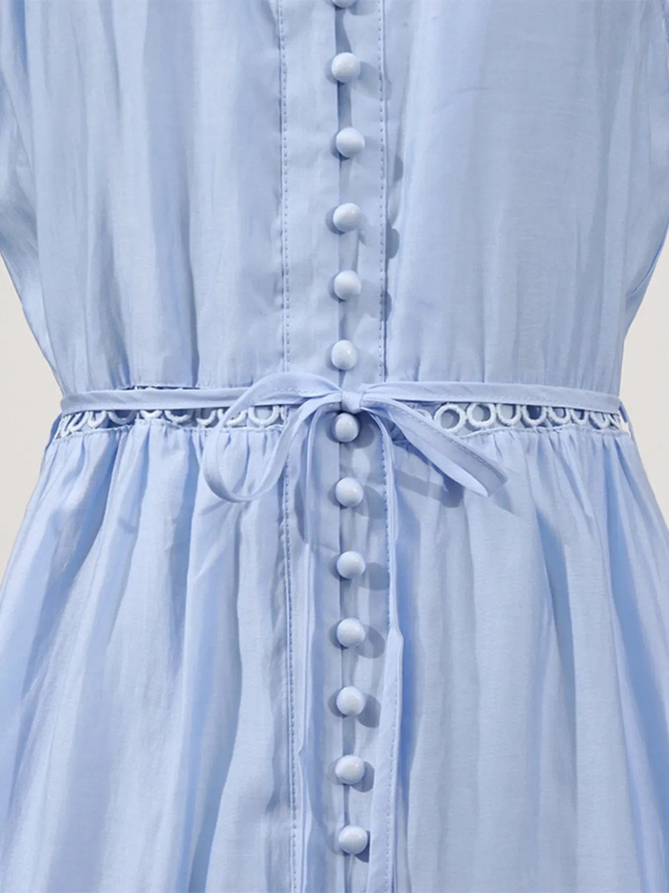 Mouwloze midi-jurk met oogjesstof en open details
