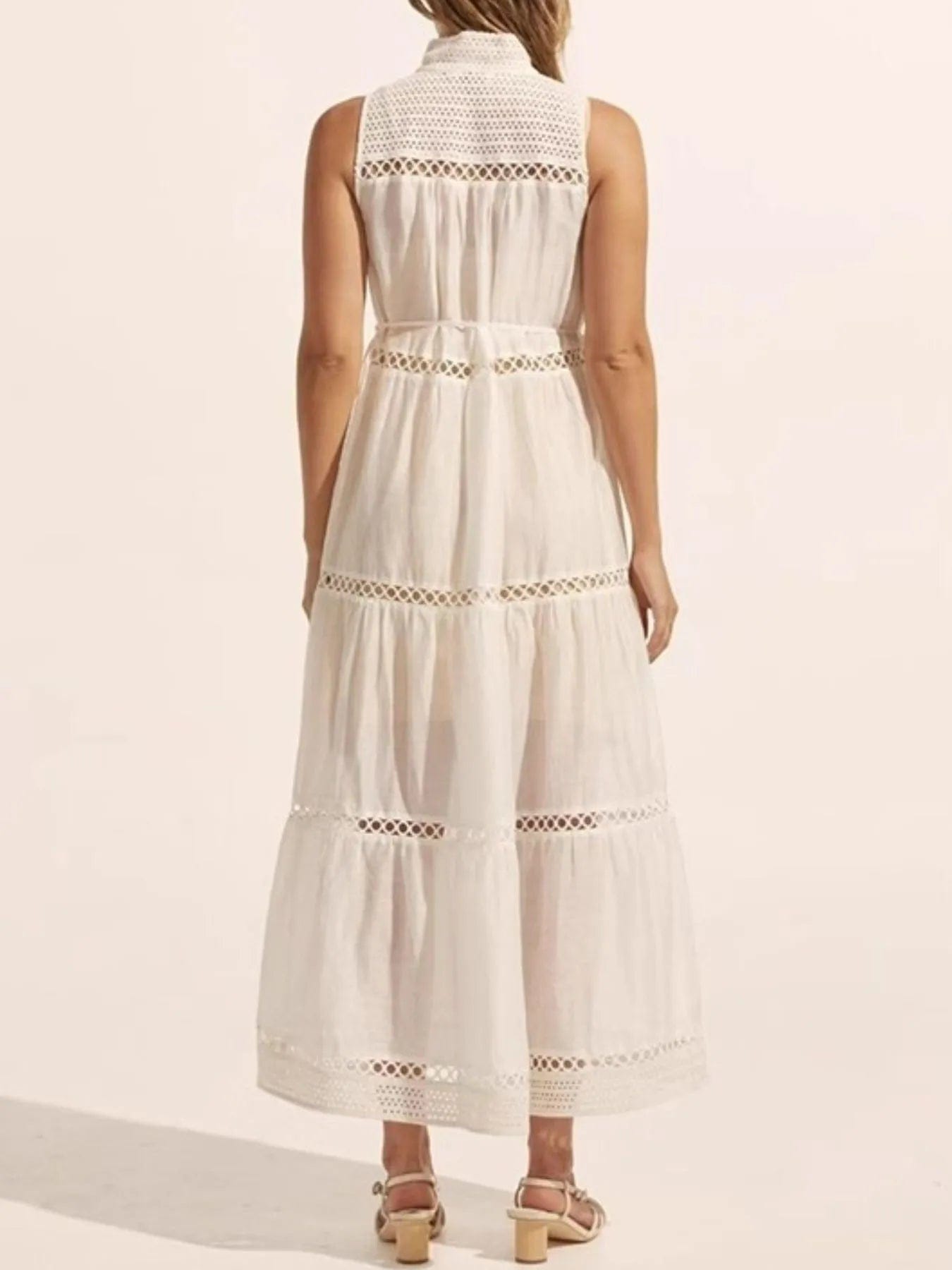Mouwloze midi-jurk met oogjesstof en open details