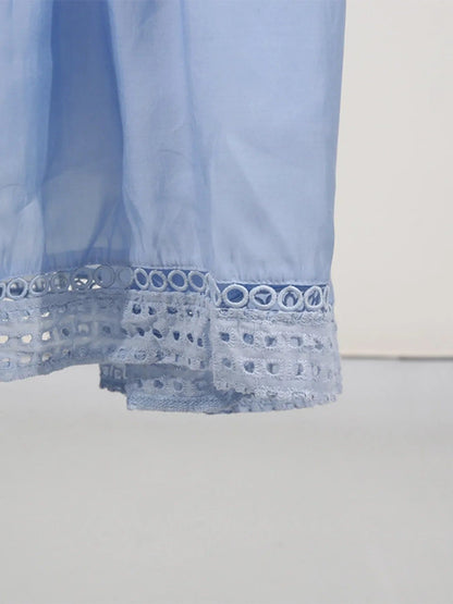Mouwloze midi-jurk met oogjesstof en open details