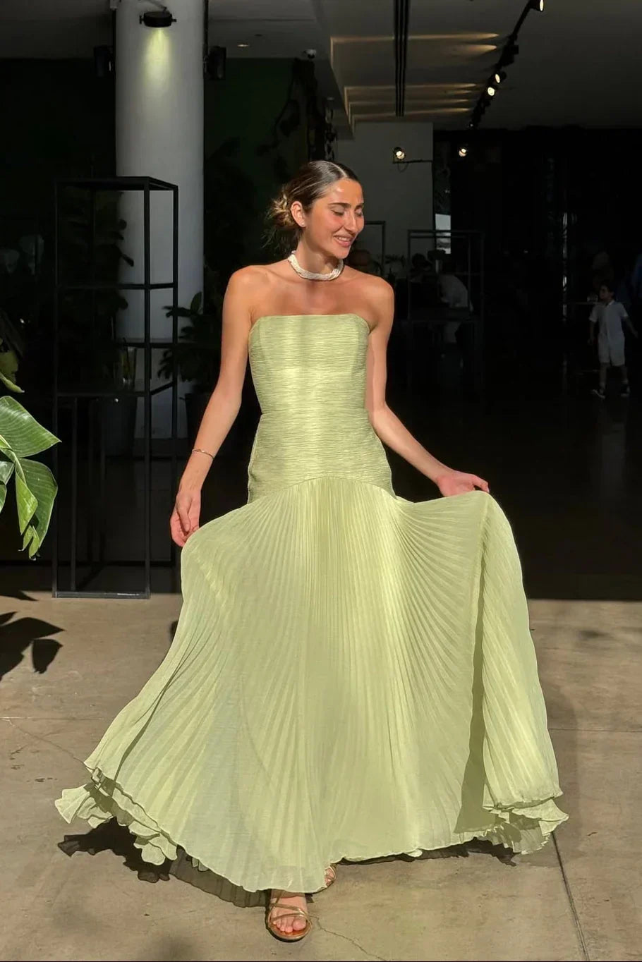 Achteraanzicht van een lange strapless maxi-jurk voor dames