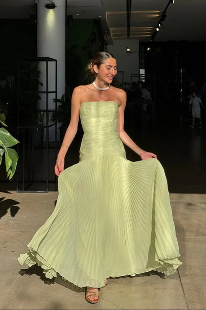 Achteraanzicht van een lange strapless maxi-jurk voor dames