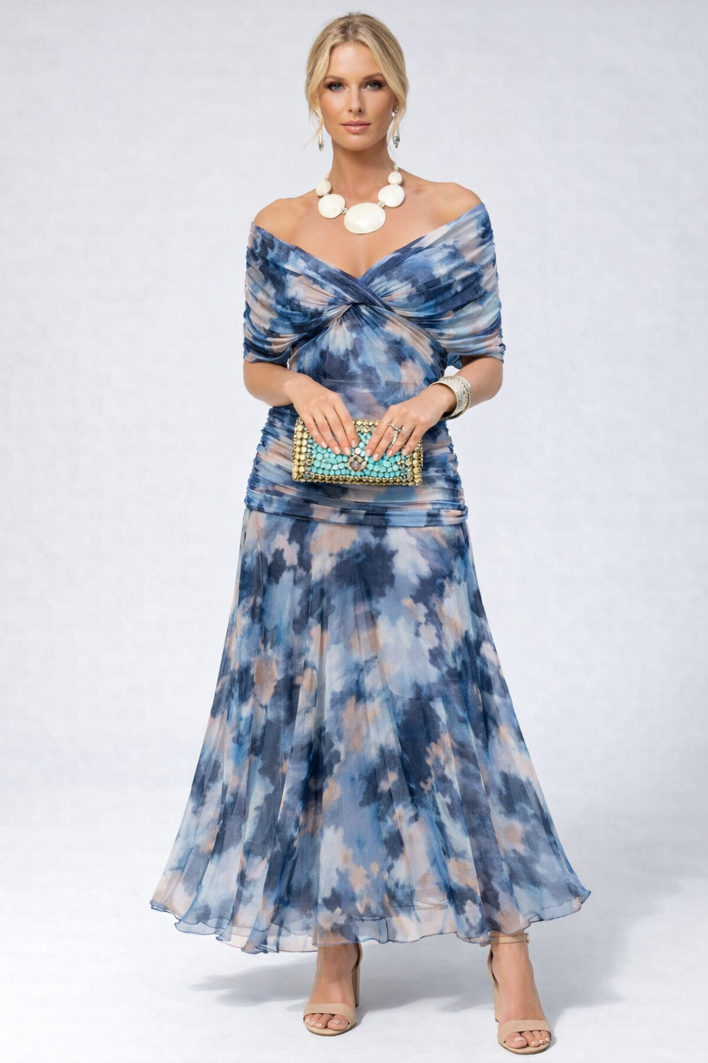 Elegante damesjurk met midi-lengte en opvallend bloemenmotief