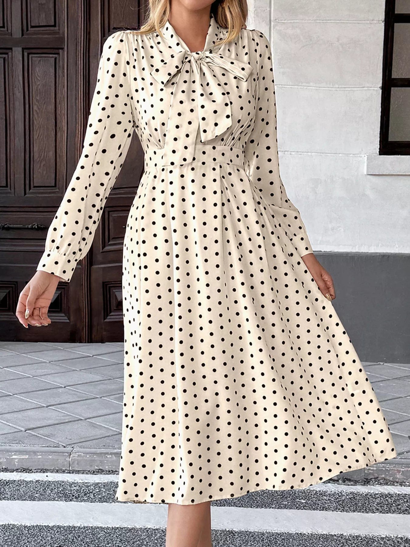 Witte midi-jurk met polkadot en knoopsluiting van katoenmix