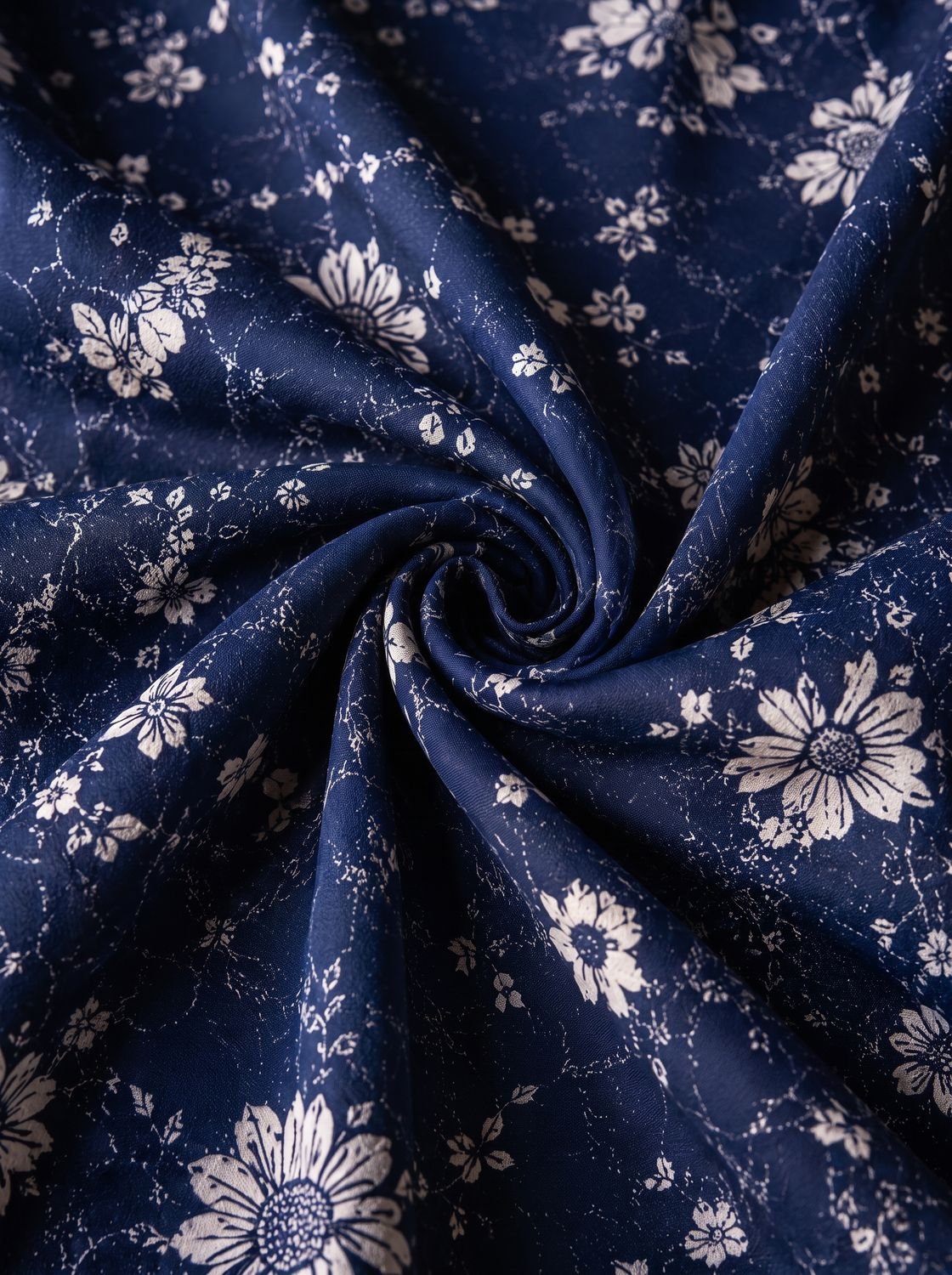 Bloemenprint en ruchesbandjes van de dames midi-jurk