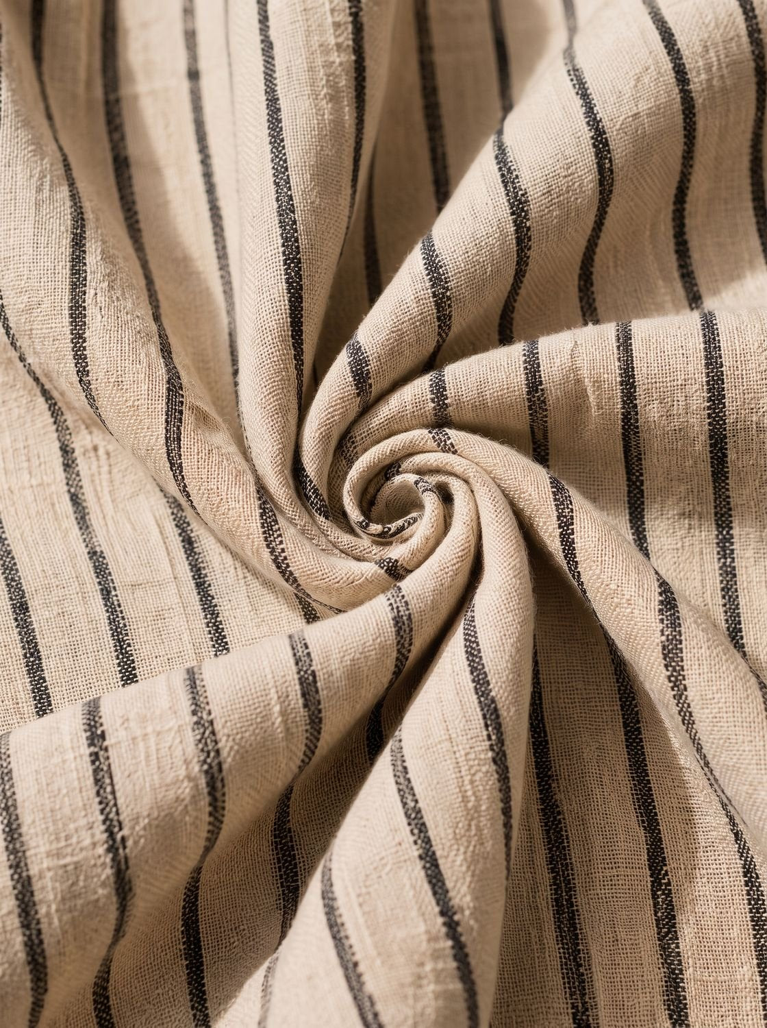 Detail van de off-shoulder halslijn van de gestreepte damesjurk.