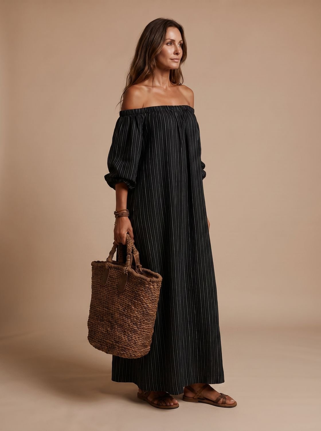 Damesmodel draagt de gestreepte linnenmix jurk in een ontspannen zomerlook.
