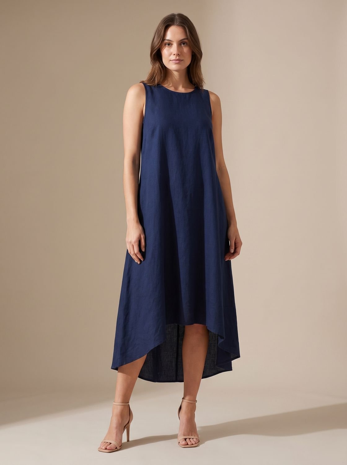 Damesjurk met soepelvallend model en asymmetrische onderkant