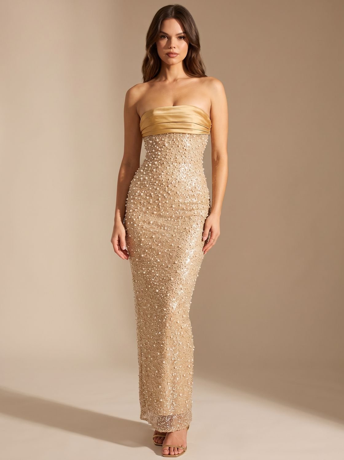 Elegante gouden strapless maxi jurk met pailletten en aansluitende pasvorm