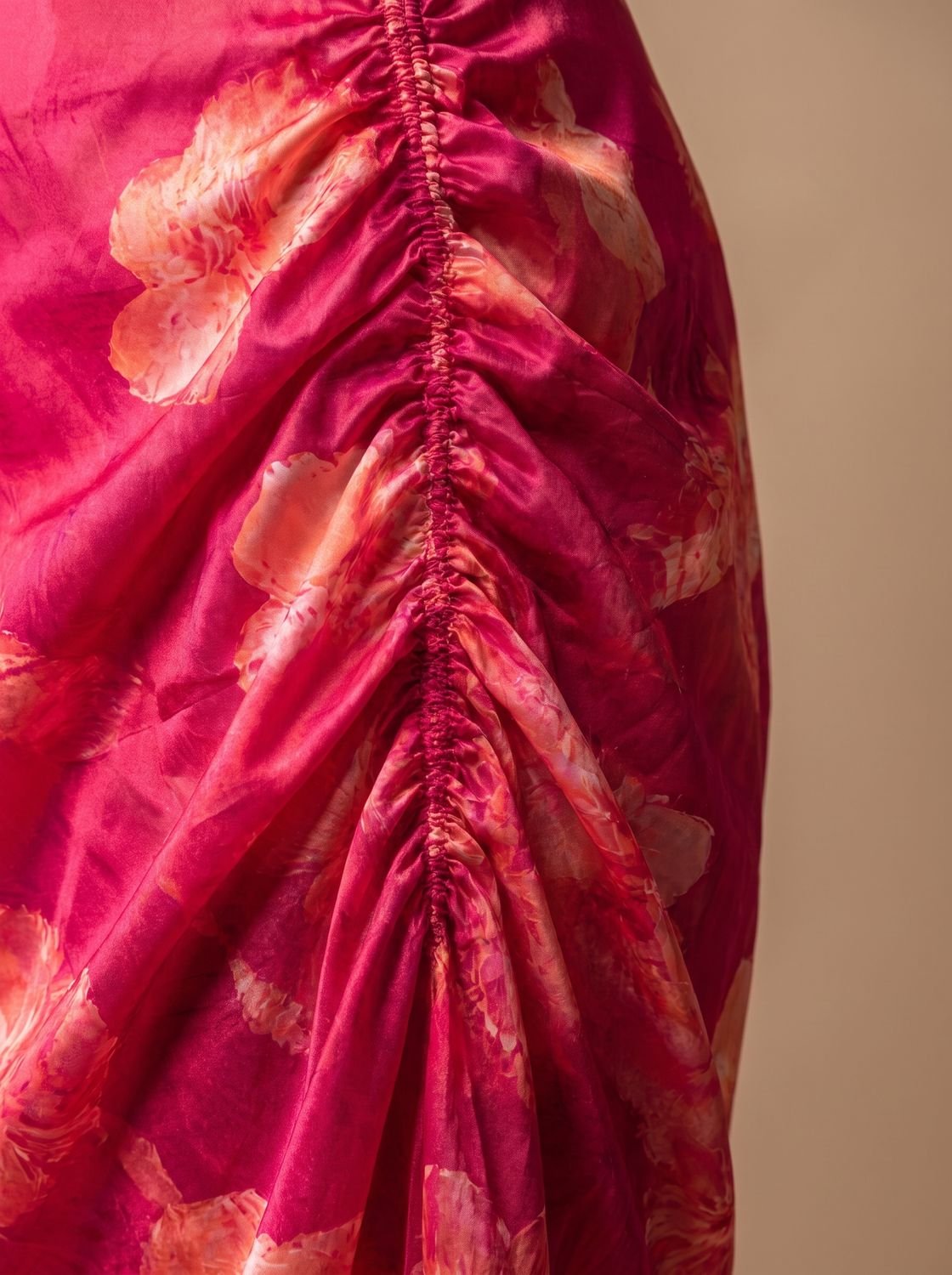 Achteraanzicht van een stijlvolle dames midi jurk met satijnlook