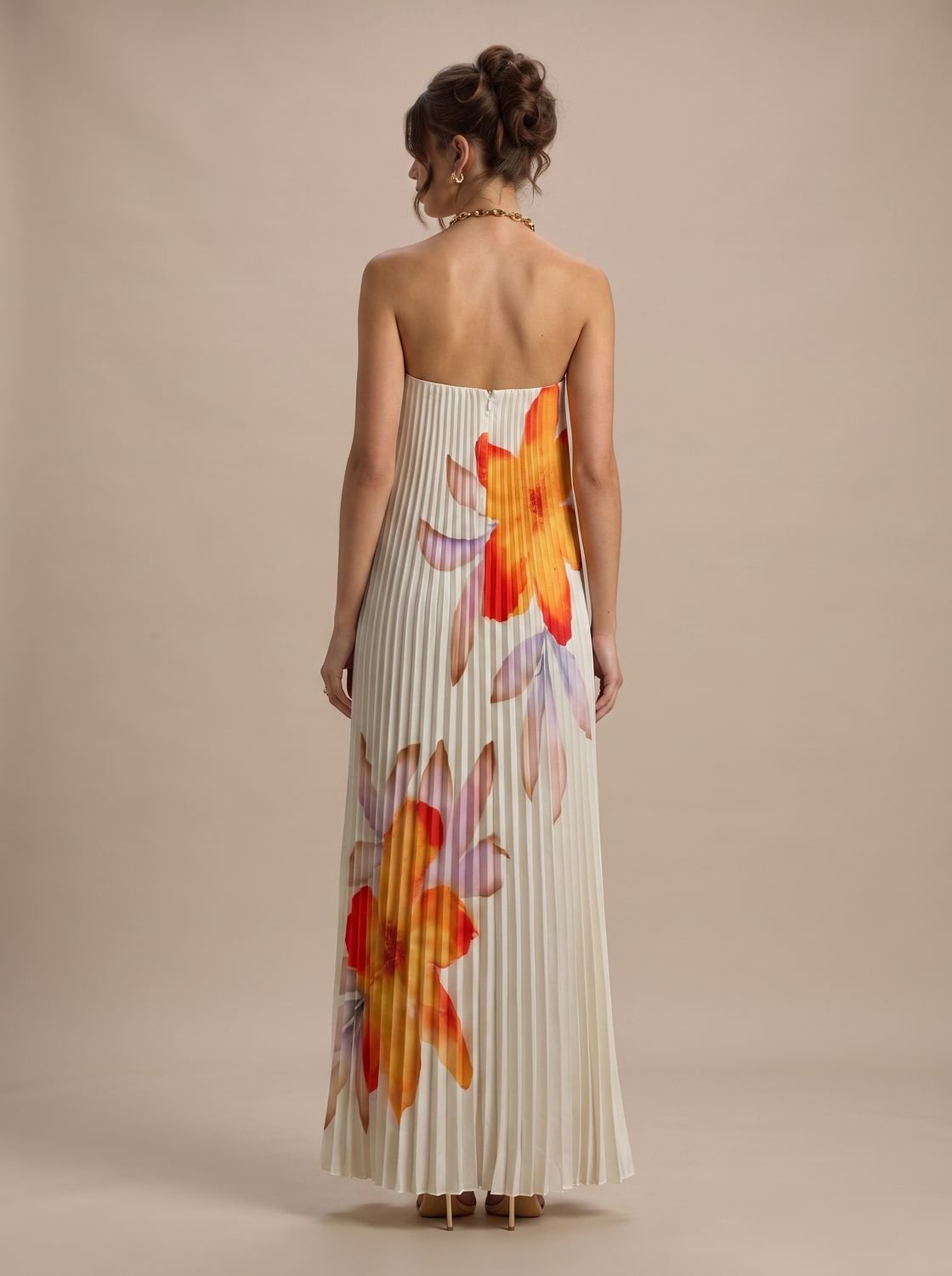 Strapless metallic jurk met vrouwelijke, vloeiende pasvorm